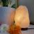 Lámpara de sal de roca blanca rara del Himalaya 100% natural en base de madera para decoración del hogar